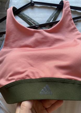 Спортивный розовый топ adidas с переплетами на спинке