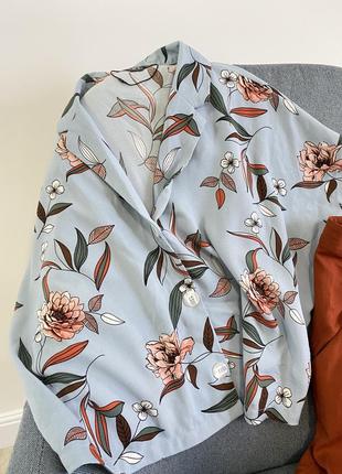 Блакитна вкорочена сорочка у квітковий принт primark