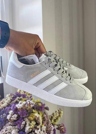 Кроссовки Гарна яскрава футболка adidas