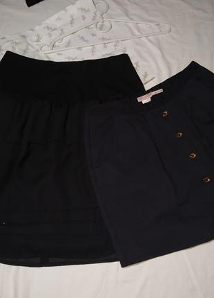 Дві чорні шкільні спідниці