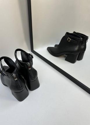 Базовые черные кожаные ботильоны на удобном каблуке3 фото