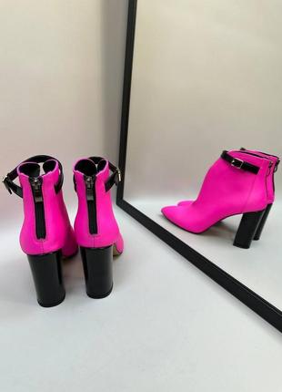 Яркие розовые фуксия кожаные ботильоны на удобном каблуке3 фото
