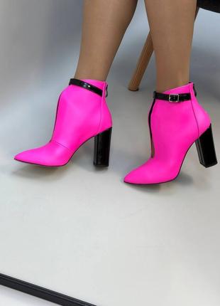 Яркие розовые фуксия кожаные ботильоны на удобном каблуке9 фото