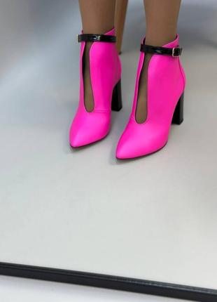 Яркие розовые фуксия кожаные ботильоны на удобном каблуке10 фото