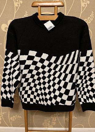 Очень красивый и стильный брендовый свитерок.