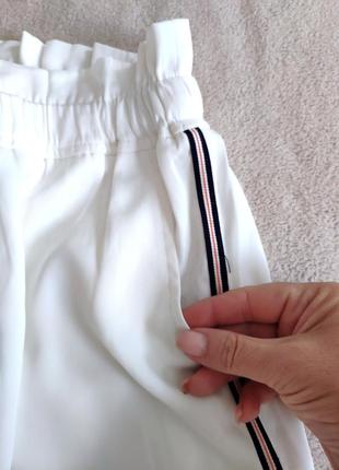 Фабричный китайский, женские спортивные штаны, брюки белые, прямые, широкие с лампасами.2 фото