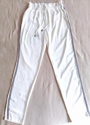 Фабричный китайский, женские спортивные штаны, брюки белые, прямые, широкие с лампасами.3 фото