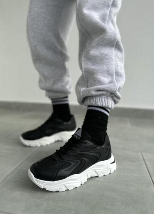 Чорные кроссовки