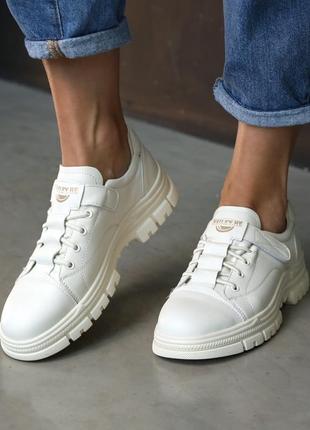 Женские кожаные молочные кроссовки на шнурках9 фото