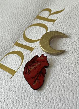 Значки, піни на одежу, брошки