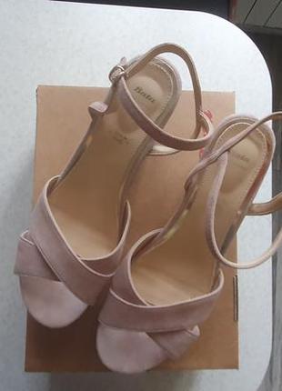 Замшеві босоніжки bata