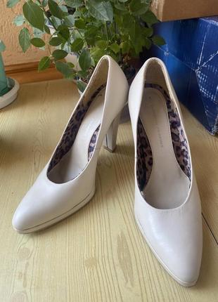 Изысканные и элегантные туфли-лодочки благородного молочного цвета, размер 37, натуральная кожа2 фото