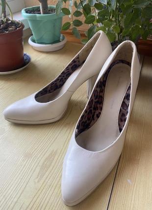 Изысканные и элегантные туфли-лодочки благородного молочного цвета, размер 37, натуральная кожа10 фото