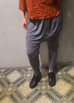 Стильные авангардные брюки смотной слоской низким шаговым швом в виде rundholz от дизайнеров mango4 фото