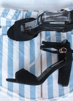 Шикарні чорні босоніжки 39 розміру на стійкому підборі