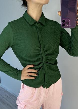 Фактурна смарагдова блуза із стяжками3 фото