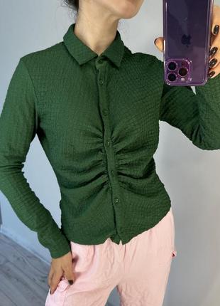 Фактурна смарагдова блуза із стяжками5 фото