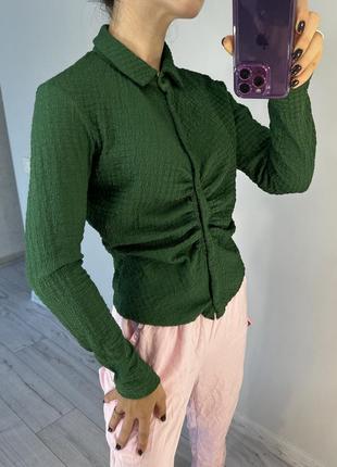 Фактурна смарагдова блуза із стяжками6 фото