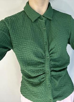 Фактурна смарагдова блуза із стяжками7 фото