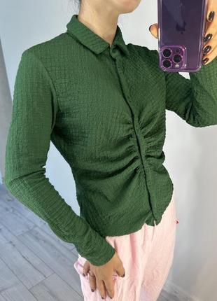 Фактурна смарагдова блуза із стяжками2 фото