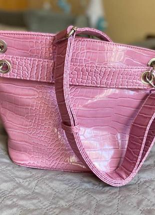 Яскрава рожева сумка бренду hvisk
