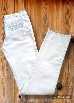 Женские джинсы брючины скинни белого цвета брендовые идеальное состояние рваный низ guess
