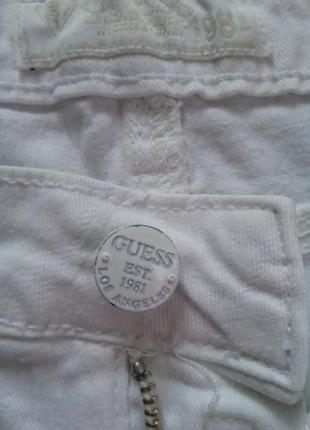 Женские джинсы брючины скинни белого цвета брендовые идеальное состояние рваный низ guess5 фото