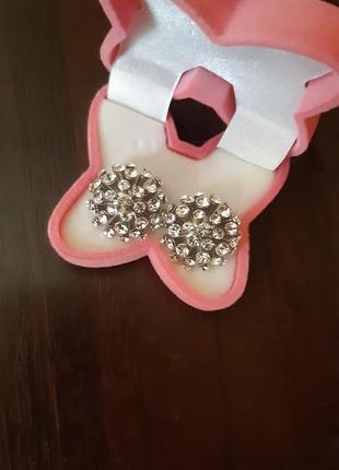 Стильные серьги гвоздики.