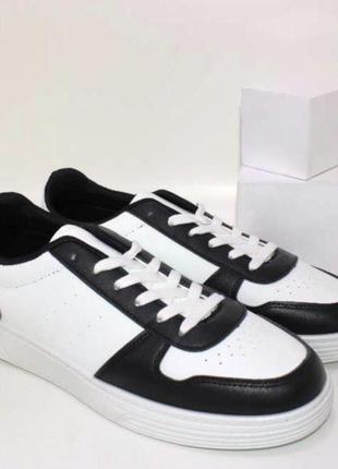 Чорно-білі кросівки на осінь