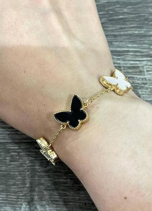 Золотистий жіночий браслет з різнокольоровими метеликами підвісками - оригінальний подарунок дівчині1 фото