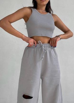 Костюм спортивный женский серый однотонный топ короткий брюки свободного кроя на высокой посадке с разрезом на ноге качественный стильный2 фото