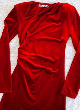 Яркое красное бархатное платье zara