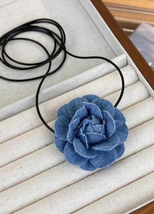 Цветок на шею на шнурочку 2023 тренд цветочек синяя джинсовая чокер завязывается украшение на шею