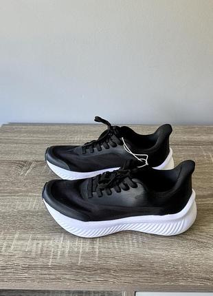 Легкие черные беговые кроссовки oysho u-run n active спортивные женские кроссовки8 фото