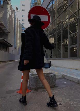 Шуба жіноча тепла однотонна вільного крою на гудзиках з кишенями якісна стильна тепла молочна чорна4 фото