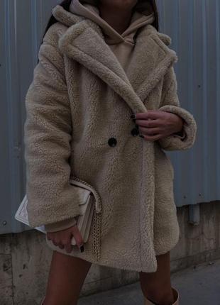 Шуба женская теплая однотонная свободного кроя на пуговицах с карманами качественная стильная теплая бежевая