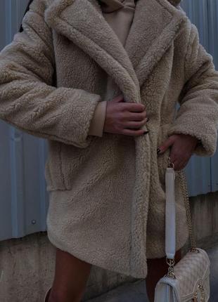 Шуба жіноча тепла однотонна вільного крою на гудзиках з кишенями якісна стильна тепла бежева2 фото