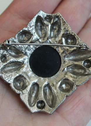 Винтажная брошь-камея из черного гематитового стекла в серебряном тоне8 фото