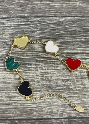 Золотистий жіночий браслет з різнокольоровими сердечками підвісками - оригінальний подарунок дівчині.
