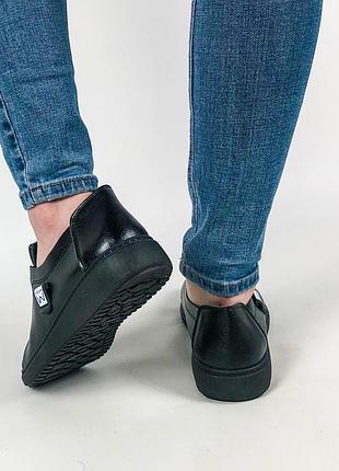 Мокасини туфлі жіночі чорні із м'якої еко шкіри на плоскій підошві4 фото