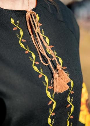 Невероятно красивая и качественная женская вышиванка лён/черная вышитая рубашка подсолнечниками украичная одежда4 фото