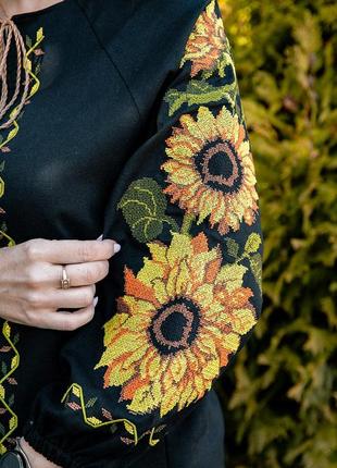 Невероятно красивая и качественная женская вышиванка лён/черная вышитая рубашка подсолнечниками украичная одежда1 фото
