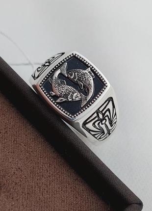 Перстень из серебра мужской знак зодиака рыбы с черной эмалью массивный5 фото