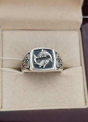 Перстень из серебра мужской знак зодиака рыбы с черной эмалью массивный3 фото