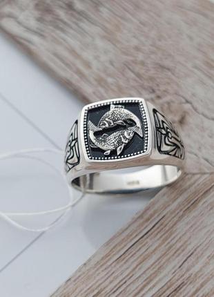 Перстень из серебра мужской знак зодиака рыбы с черной эмалью массивный4 фото