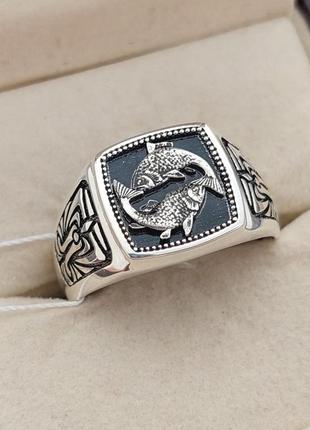 Перстень из серебра мужской знак зодиака рыбы с черной эмалью массивный1 фото