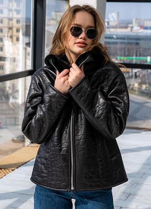 Трендова зимова жіноча коротка дублянка чорного кольору