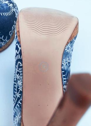 Женские туфли синие на деревянных высоких каблуках с принтом вышитых цветов от бренда cube6 фото