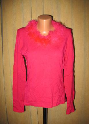 Ярко-розовый свитер со воротником из перьев.