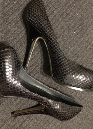 Carvela шкіряні туфлі під зміїну луску 24.5 см7 фото